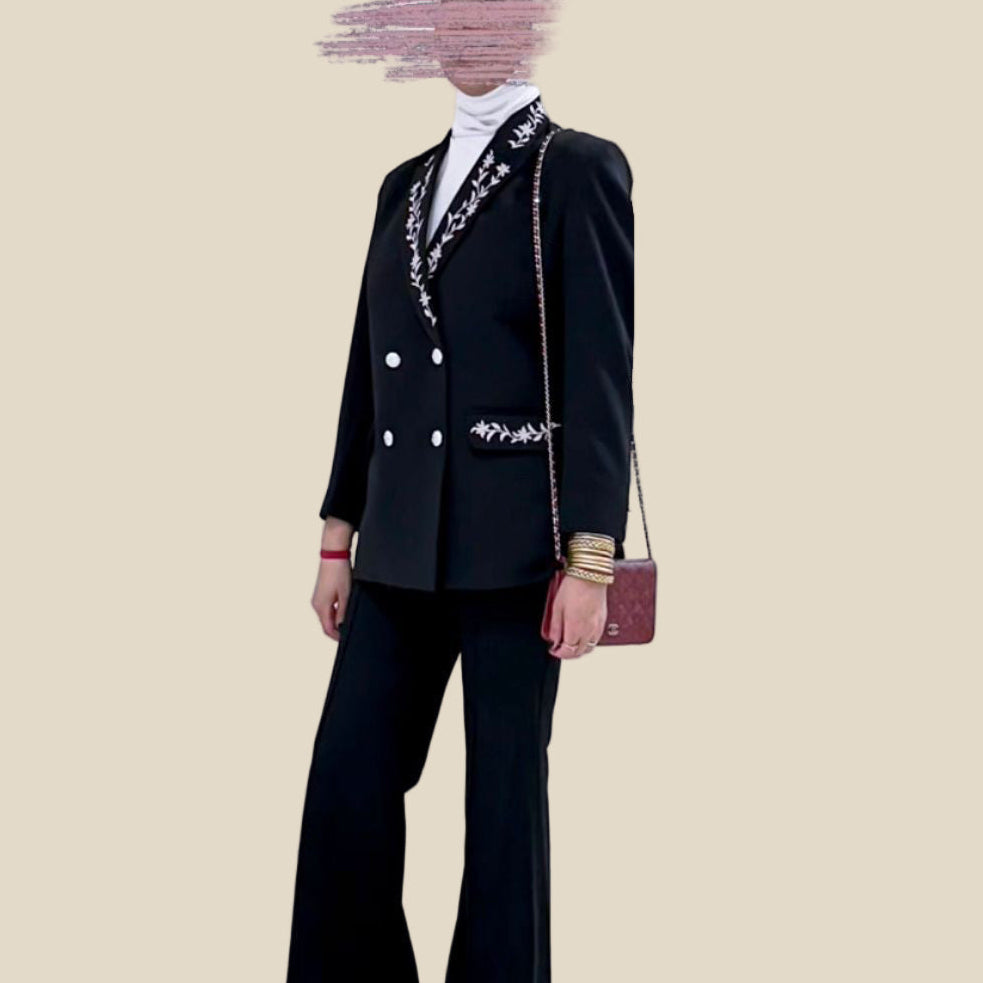 بليزر الأناقة المطرّز بنقشة الورود